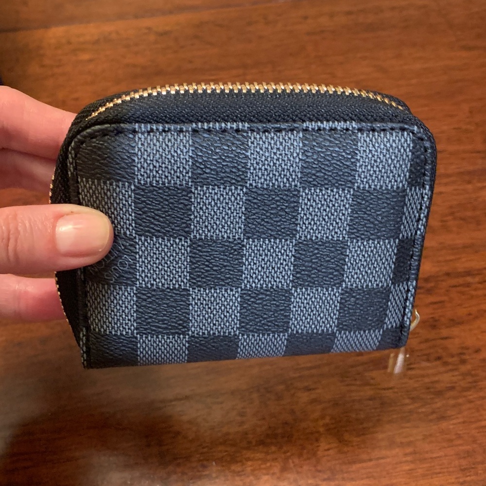 Brand new rare and collectible compacted Louis Vuitton unisex credit card holder - Picture 8 of 17